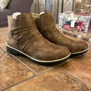 JBU hiking boots. Back zip makes it easy to slip on.